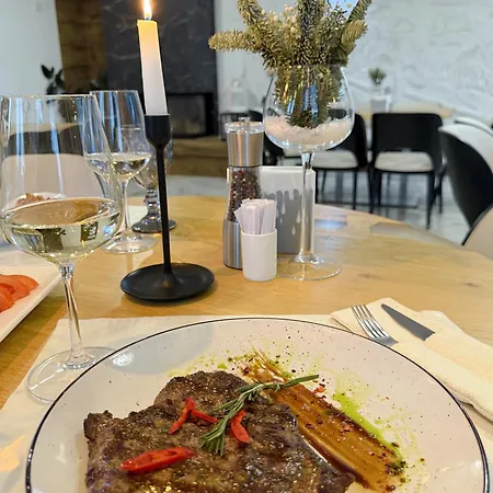 готель-ресторан два леви * スラブスク